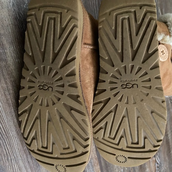 Ugg Bailey Button gently used boots - Picture 3 of 4